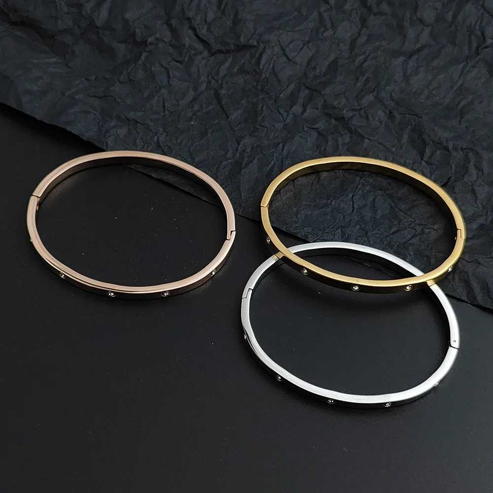 Classic babys breath inlaid zircon Oshaped buckle bracelet highquality goldplated womens bracelet wedding party jewelry J251021