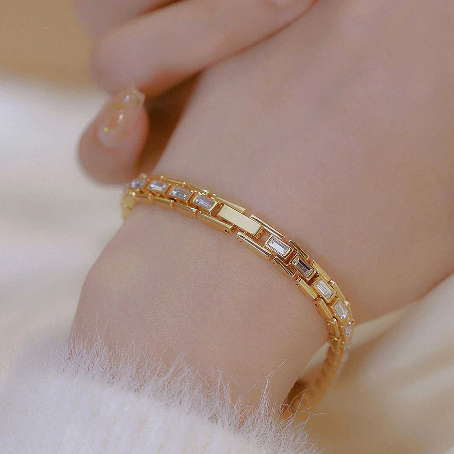 Luxury es For Women High Quality Diamond Dial Oval Quartz Ladies Elegant Retro Rhinestone Bracelet Female WristXJ251021