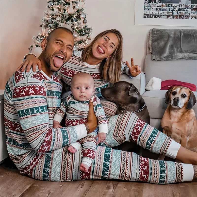 2025 Christmas Family Matching Outfits Pajamas T Shirt Pants Pajama Set Mom Dad Kids Baby Dog Family Look Pyjamas Xmas Sleepwear L251021YC1L