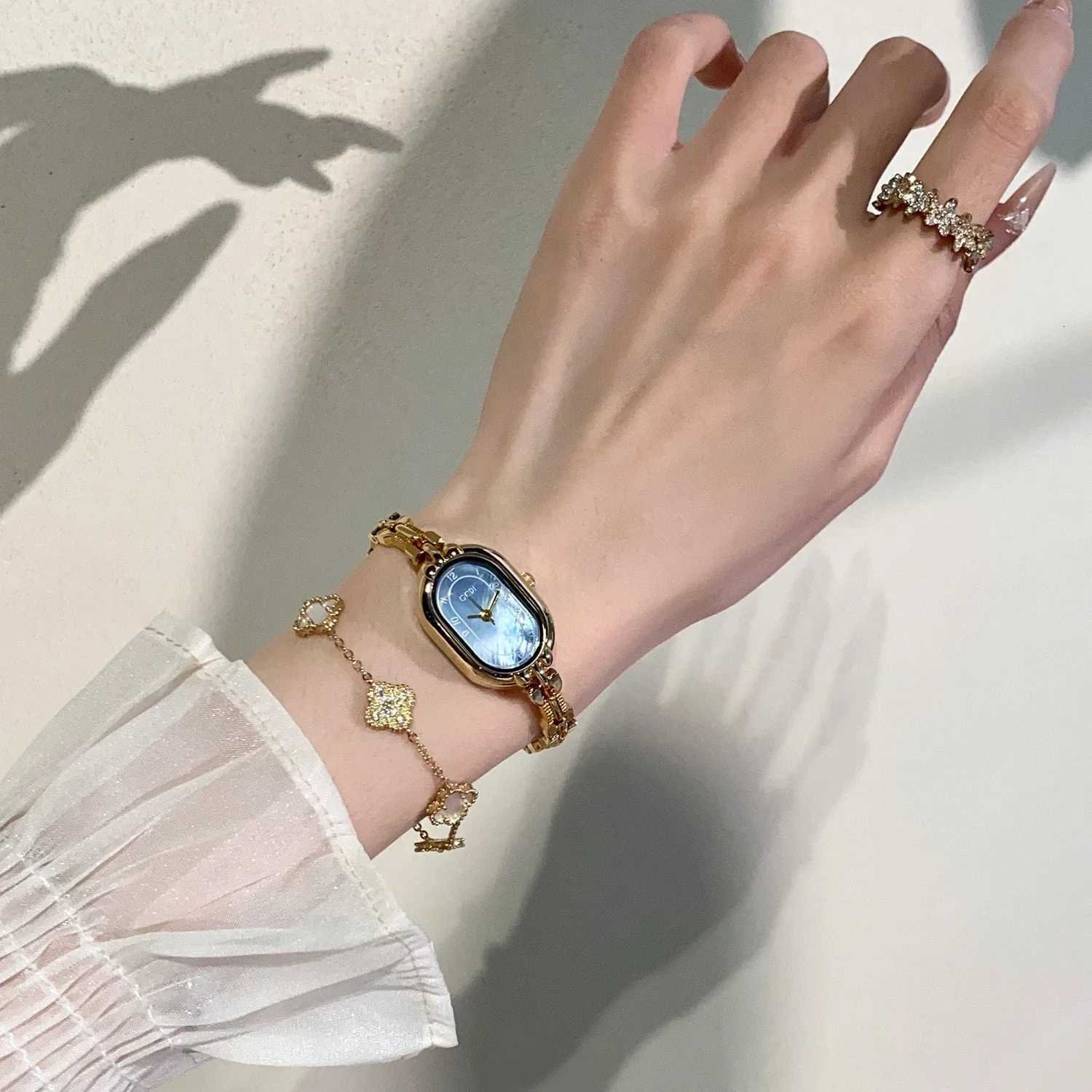 Fashion Thin Women Bracelet Retro Oval Dial es Woman Light Luxury Fashion Small Gold Quartz Wrist Gift ClockXJ251021