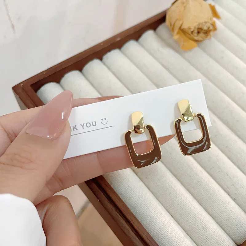 Vintage Hollow Brown Square Drop Earrings for Women Geometry Metal Earrings Trend Classic Womens Wedding Party Jewelry J251021
