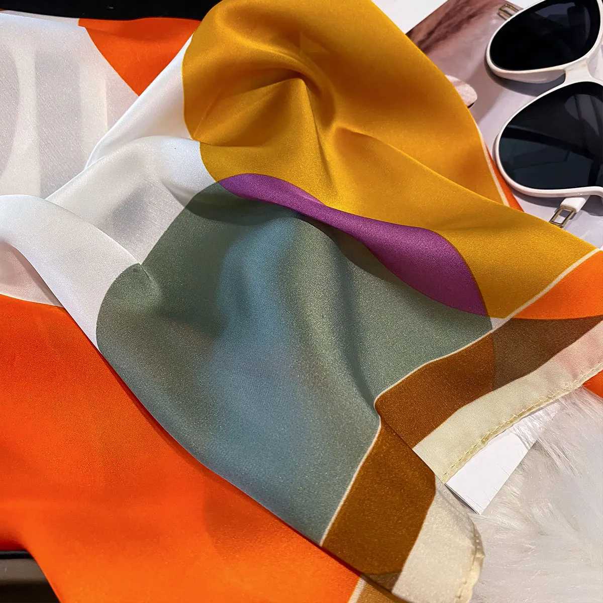 2025 New Fashion 70X70cm Wens Scarf Silk opard Print Scarf Square Shawl Decorative band Neck Luxury Design BandanaW251021