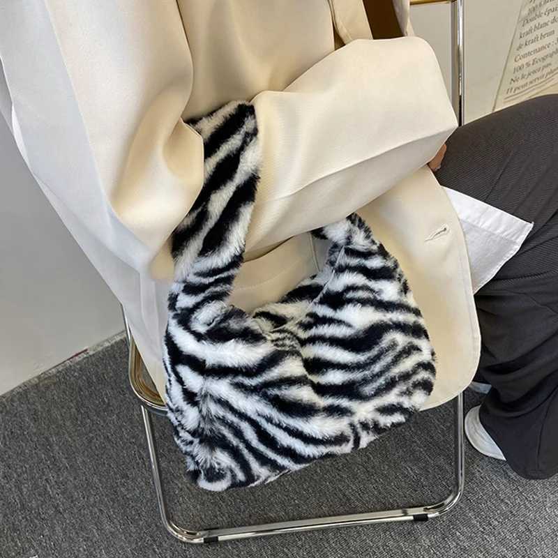 Stylish Leopard Pattern Tote Bag Soft Plush Handbag Underarm Shoulder Bag WomenS Casual Armpit Bag Lipstick Key Bag TrendyXJ251021