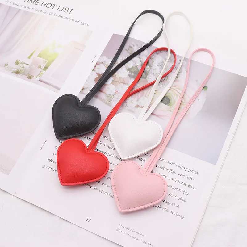 Leather Peach Heart Keychain Fashion PU Love Bag Pendant Backpack Trinket Girl Women Car Keyring Charm Jewelry Gifts W251021