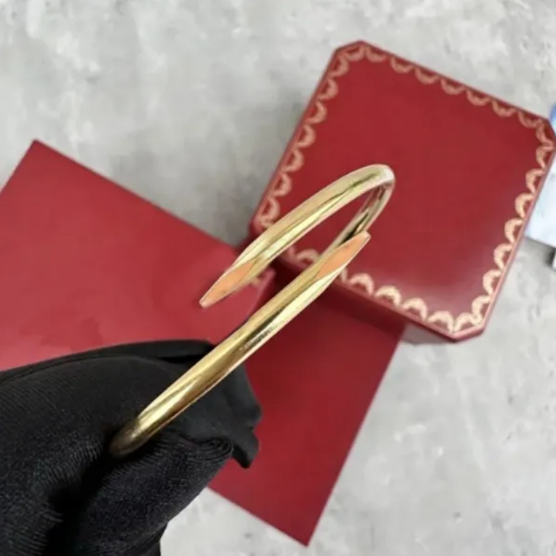 2025 Designer gold, silver, and titanium steel heart-shaped nail bracelet, fashion jewelry for men and women, party gift, sizes 17, 19, 21