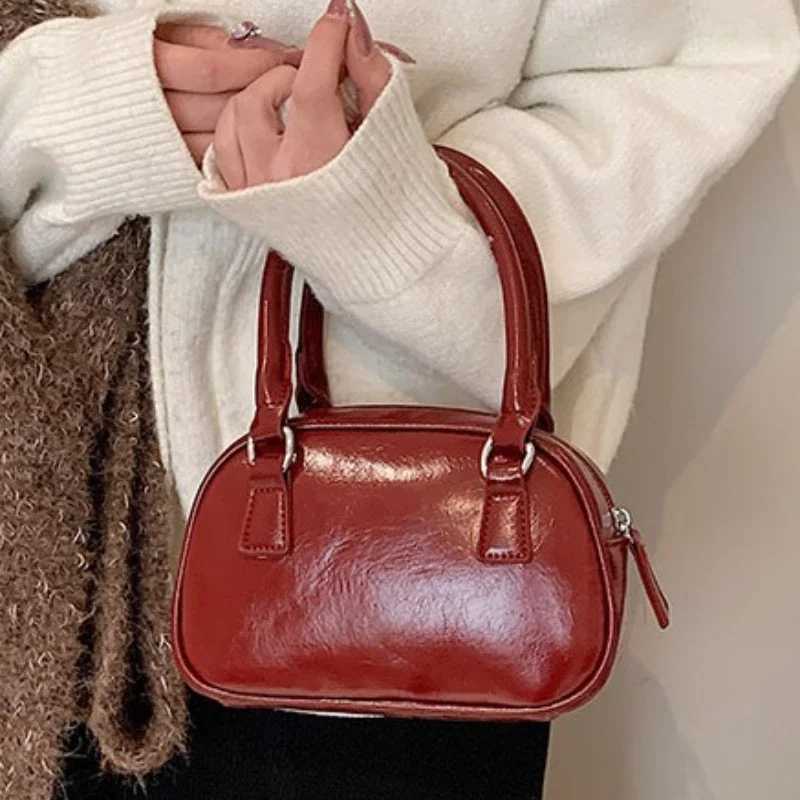 HighEnd Texture Retro Small Bag 2025 New Womens Bag Autumn and Winter Popular Messenger Bag Portable Square Sling BagsXJ251021