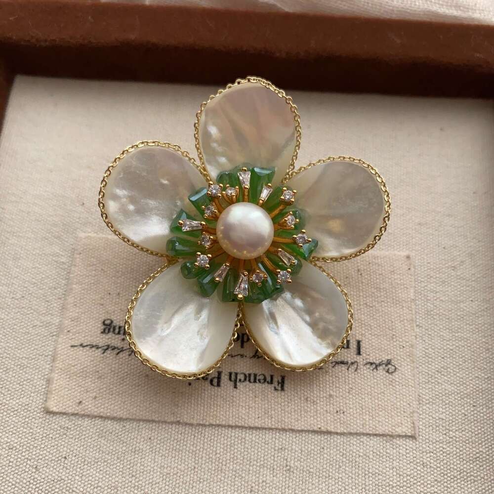 Brooch Designer luxury brooches for Women Copper plated with 18K gold Natural Baroque Pearl Flower Elegant High-end Unique Festival gift