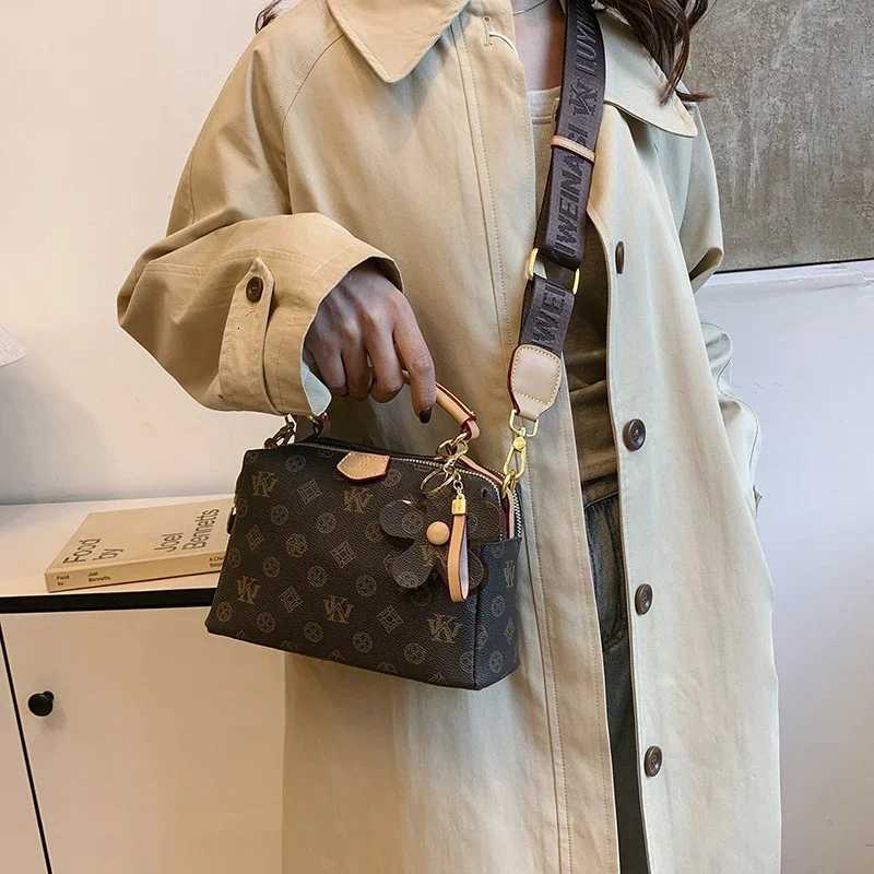 Luxury ParisianInspired Tote Bag for Women Elegant Crossbody Handbag Vintage Minimalist Leather with Fashionable Detailing Z251018