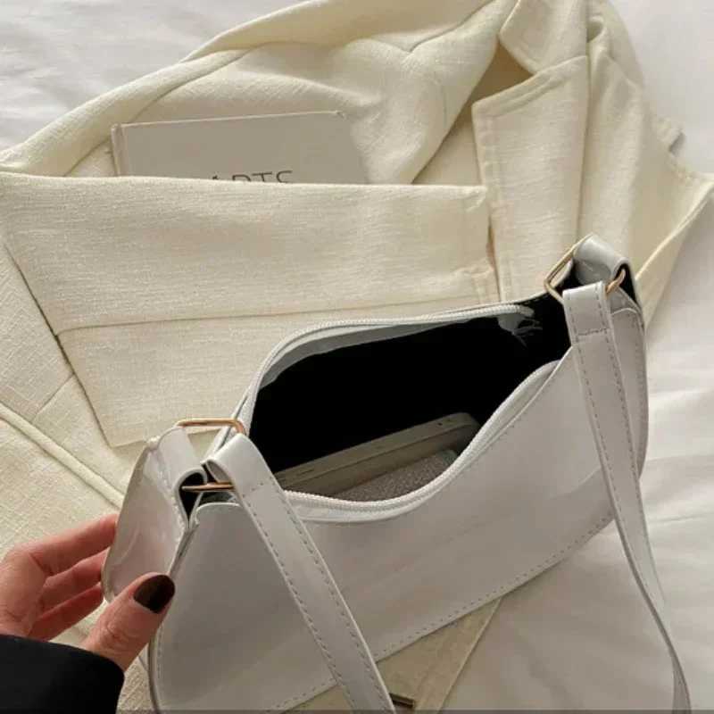 Womens Patent Leather Handbag Versatile Fashion Shoulder Casual Commuting Bags Girl Brand Designer Zipper Handbag Korean 2025XJ251021