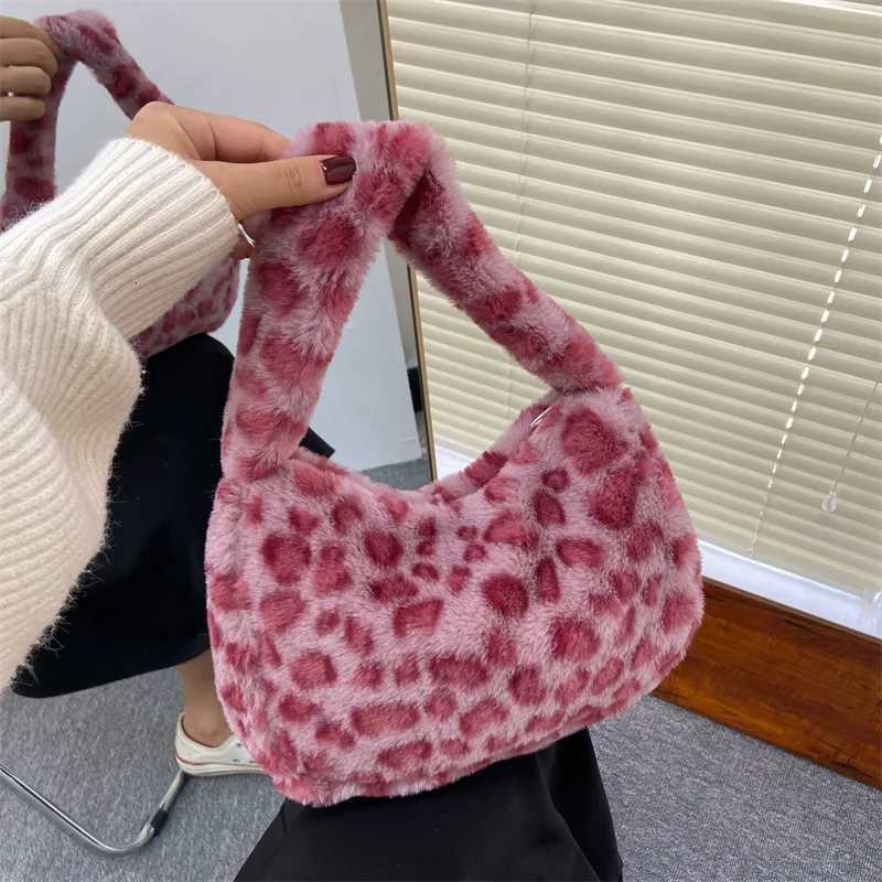 Stylish Leopard Pattern Tote Bag Soft Plush Handbag Underarm Shoulder Bag WomenS Casual Armpit Bag Lipstick Key Bag TrendyXJ251021