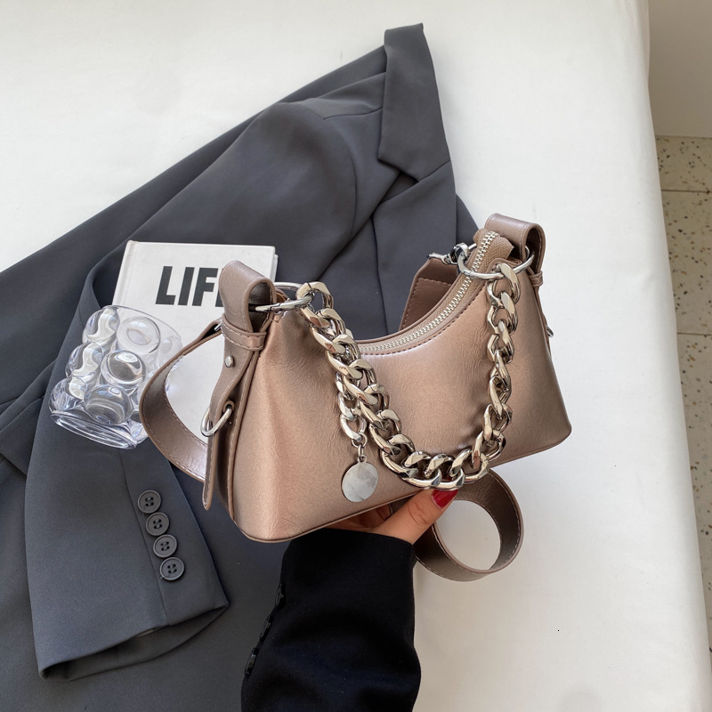 Fashion Chain Crossbody Bag Autumn And Winter New Women's Shoulder Bag Solid Color Minimalist Designer Bag Armpit Bag Pleated Texture Luxury Hand