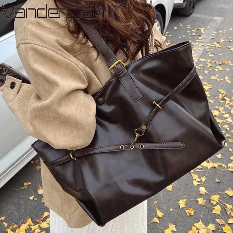 Winter Style Womens Retro Large Capacity PU Leather Tote Shoulder Bag Metal Buckle Strap Accents TopHandle Hand Bags for Women Z251018
