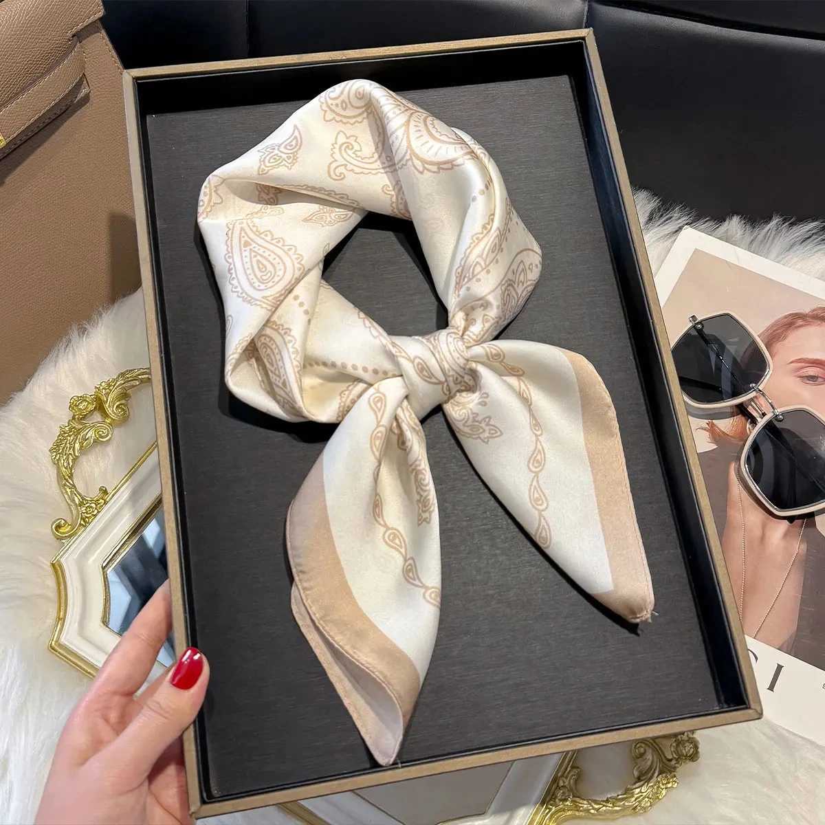 2025 New Fashion 70X70cm Wens Scarf Silk Paisy Print Scarf Square Shawl Decorative band Neck Luxury Design BandanaW251021