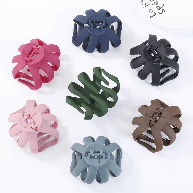 Women Girls Geometric Hair Claw Clamps Metal Hair Crab Moon Shape Hair Claw Clip Solid Color Hairpin Large Size Hair AccessoriesW254021