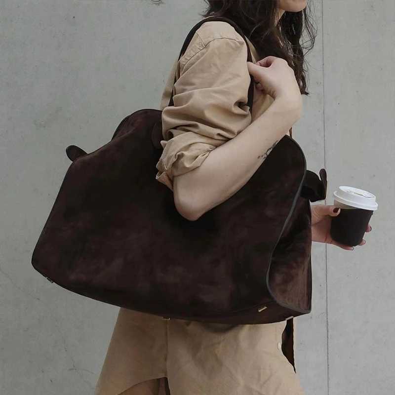 2024 Highend Niche Design Handbags Outdoor Travel Bags Autumn and Winter New Highcapacity Retro Commuter Handbags LadiesXJ251021