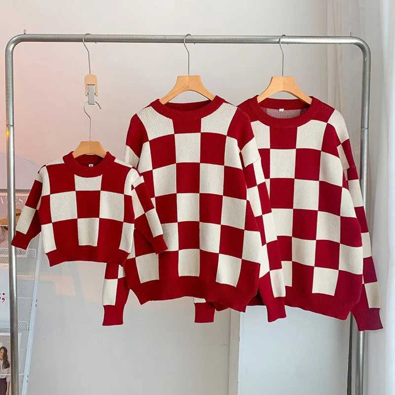 Parent Child Autumn Winter Knitwear Top Family Matches Plaid Knitting Mother Dad Childrens Clothes Fashion Checkerboard Sweater L251021SKV9