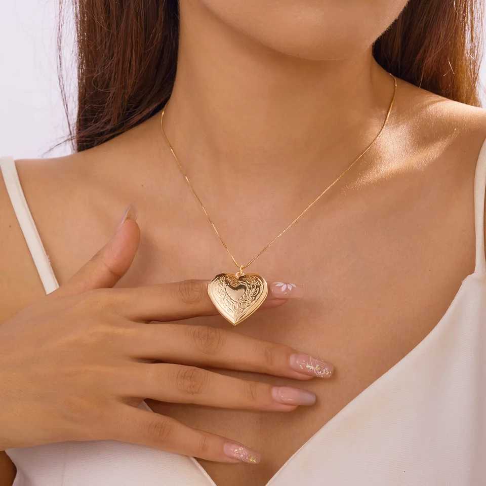 Gold Plated Heartshaped Pendants Can Openable Photo Frame Love Faith Hope Locket Pendant Necklace Family Jewelry GiftXJ251018