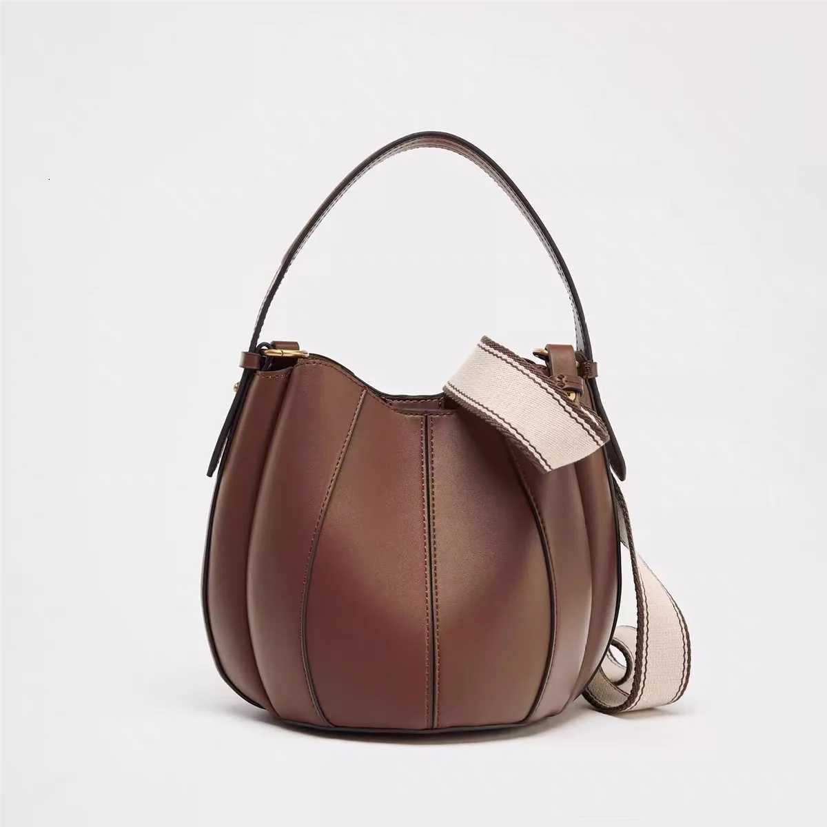 The New Simple and Fashionable Pumpkin Bucket Bag Designer Shoulder Bag Luxury Crossbody Bag Wallet and Movable PocketXJ251021