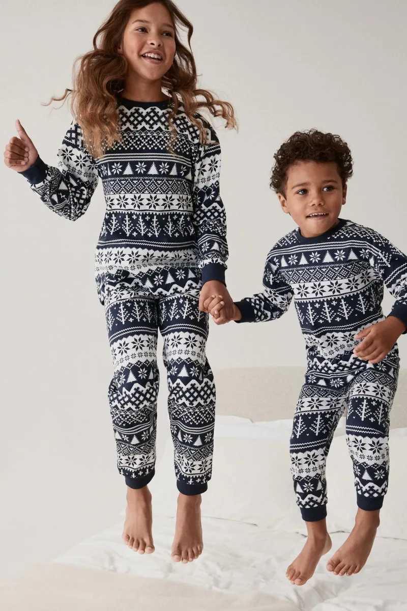 2025 Winter Allover Print Chrias Pajamas Set Mother Father Kids Matching Outfits Soft Loose Sleepwear Xmas Family Look Wear L2510213F8L