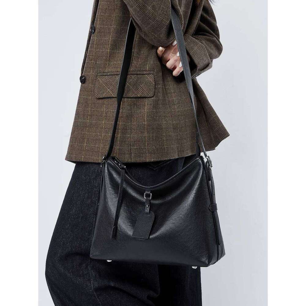 Large Capacity Women's Shoulder Relaxed-Style Cowhide Tote Genuine Leather Versatile Crossbody Bag Soft Adjustable 251021