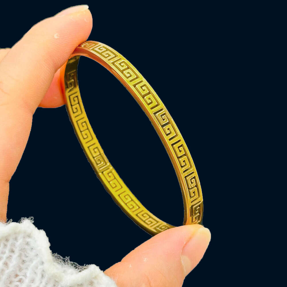 Design Hollow Great Wall Pattern Bracelet for Women Non-Fading Trendy Gold Ethnic Style Simple Circle Bracelet Designer 520 Gift