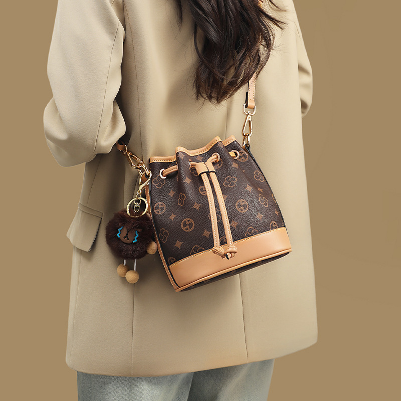 Bucket bag Designer bags New women's bag Versatile summer shoulder bag Bucket bag Premium large-capacity messenger bag