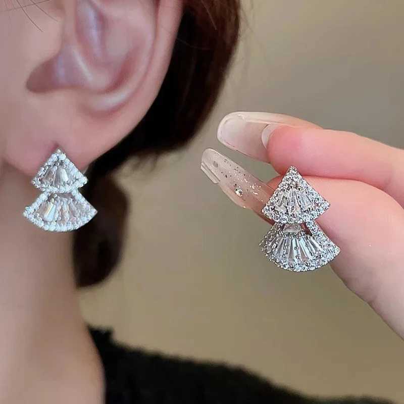 Huitan Luxury Double Scalloped Shaped Drop Earrings for Women Fashion Sparkling Cubic Zirconia Accessories Chic Wedding Jewelry J251021