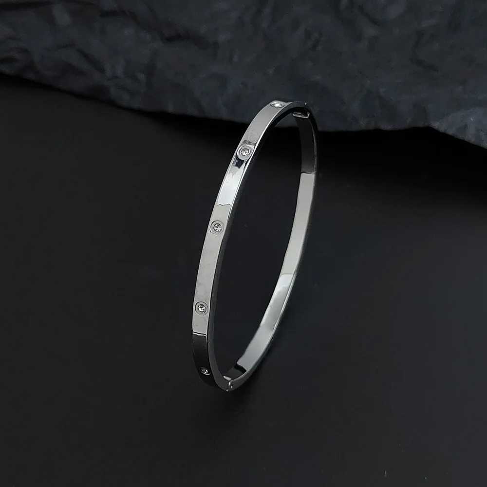 Classic babys breath inlaid zircon Oshaped buckle bracelet highquality goldplated womens bracelet wedding party jewelry J251021