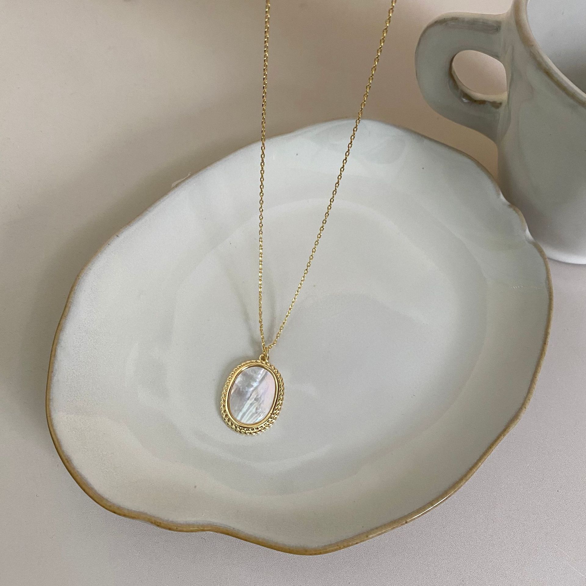 Designer necklace 18K gold natural freshwater pearl necklace light luxury oval mother of pearl high-end titanium steel zircon necklace free shipping