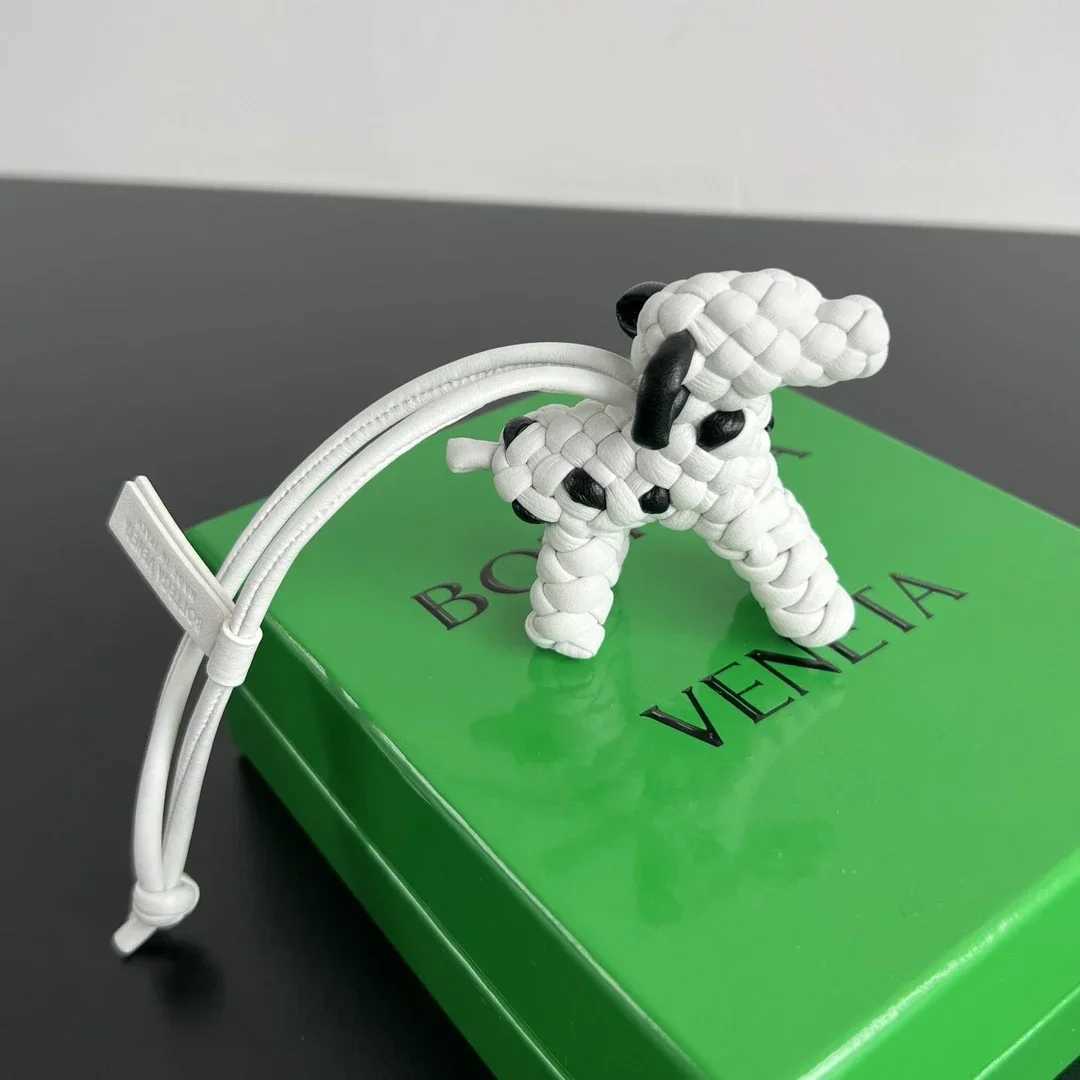 25 Luxurious Pendant Carefully Handmade By Craftsmen Keychain Fashionable and Luxurious Highend Gift for Men and Women J251121