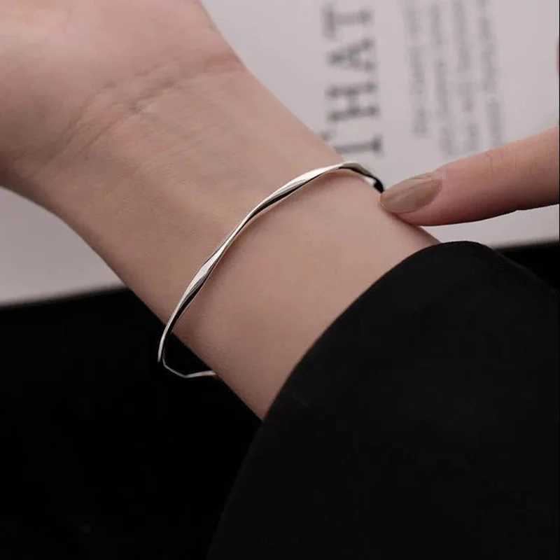 Silver Color Twisted Wave Bracelets Bangles for Women Hand Jewelry New Fashion Cuff Bangles Girl Simple Accessories pulseras J251021