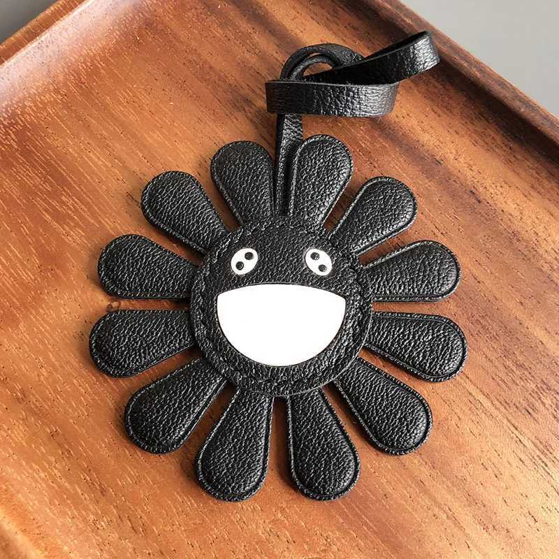 Fashionable Minimalist Modern Black Leather Sunflower Smiling Face Keychain Bag Pendant Accessory W251021
