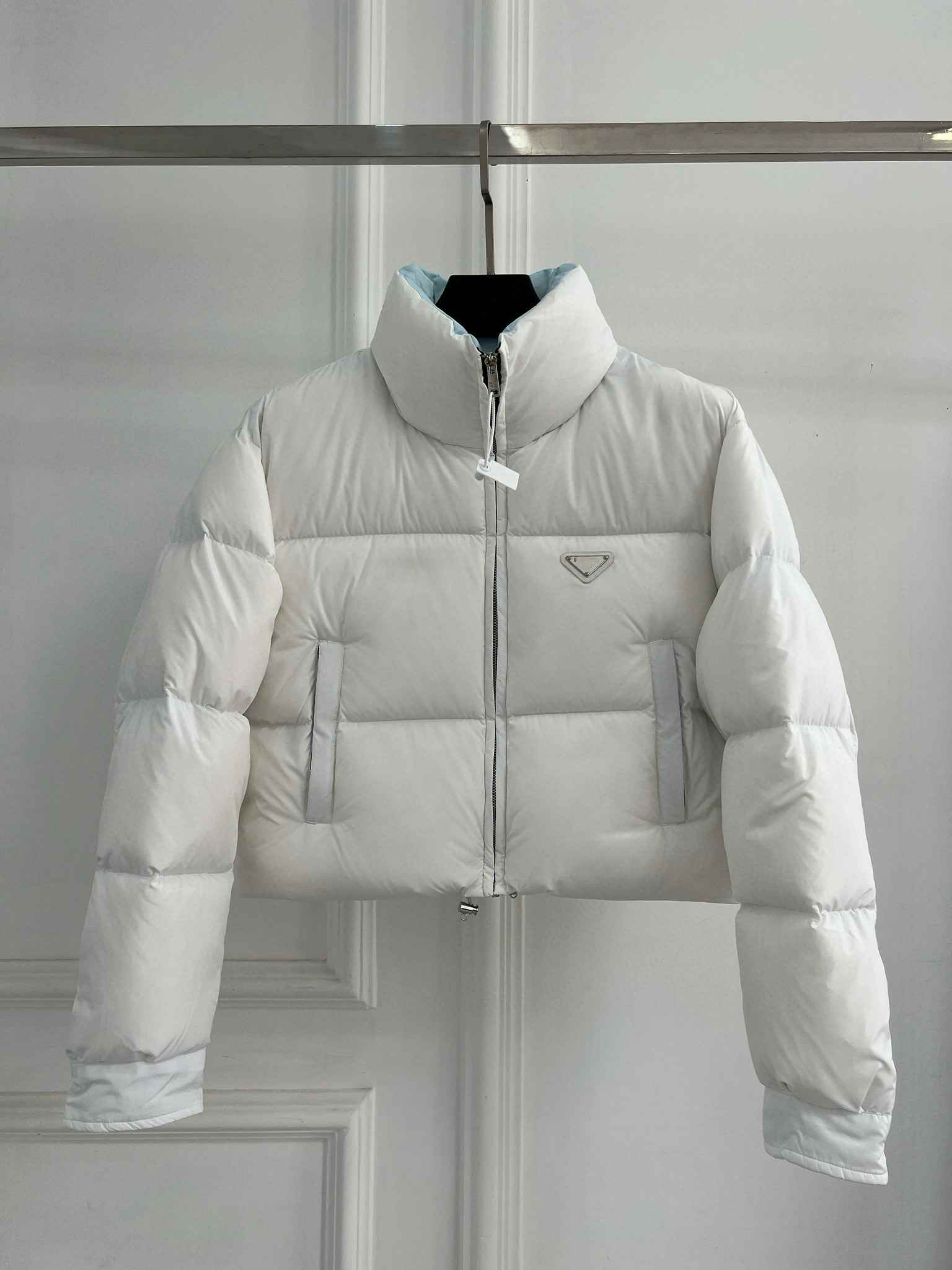 Designer brand Autumn/Winter new arrival short turtleneck down jacket Fashionable and versatile High-value short down jacket High-quality detail workm