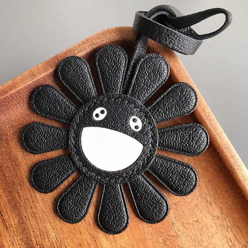 Fashionable Minimalist Modern Black Leather Sunflower Smiling Face Keychain Bag Pendant Accessory W251021
