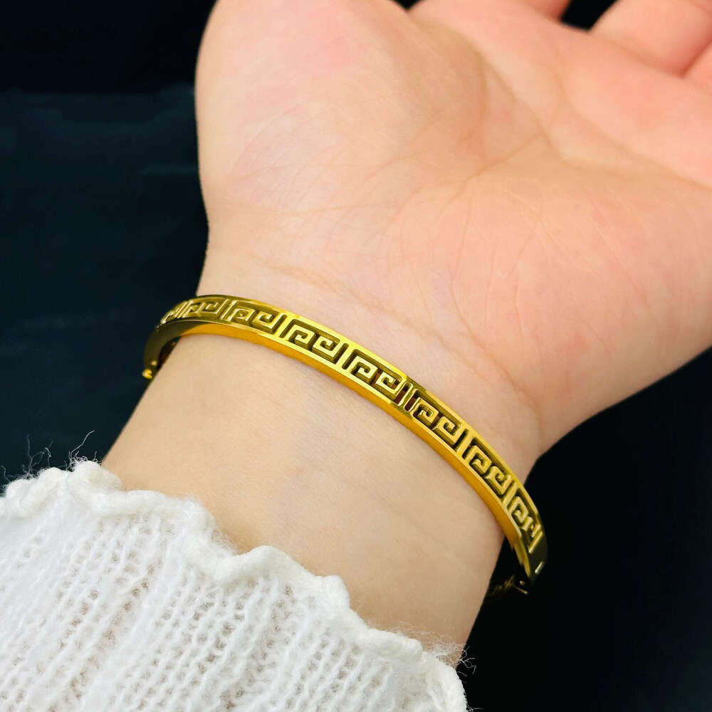 Design Hollow Great Wall Pattern Bracelet for Women Non-Fading Trendy Gold Ethnic Style Simple Circle Bracelet Designer 520 Gift