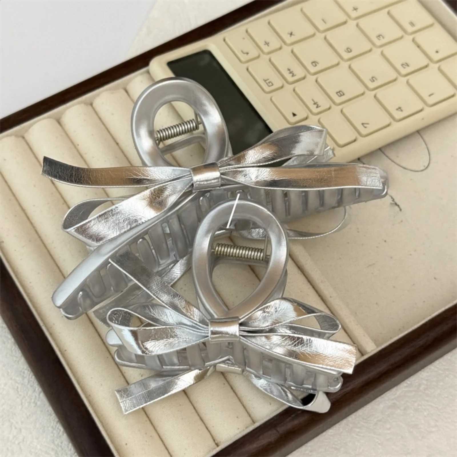 1PC Advanced Sense Headdress Temperament Silver Leather Bow Grab Clip Female Back of Head Shark Clip Hundred HairpinW254021