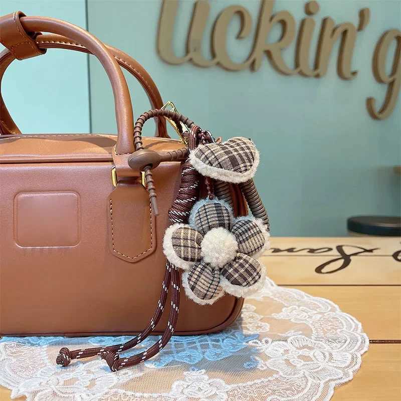 Flower Keychain Retro British Style Fabric Plaid Car Keychain Maillard Color Bag Pendant Decor BirtHDay Anniversary Gift J251121