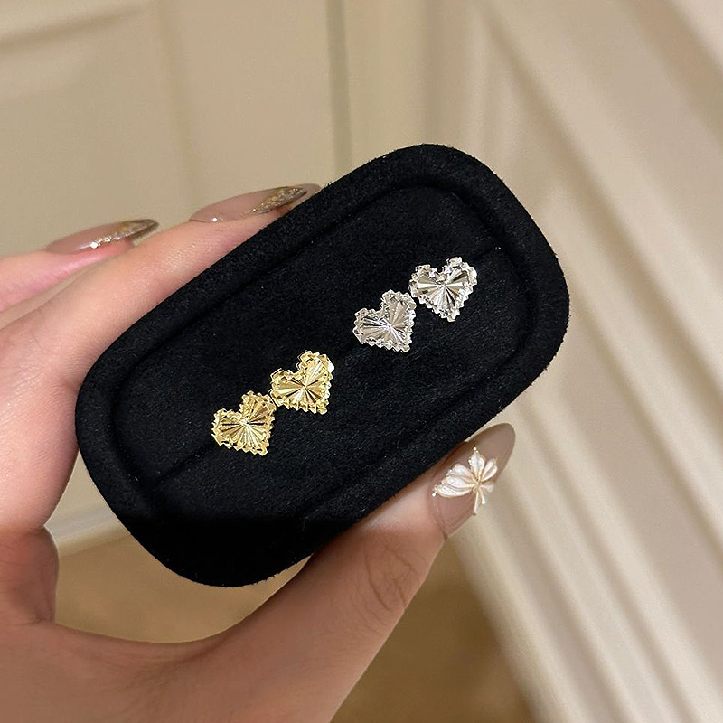 Designer earrings S925 pure silver heart-shaped earrings for women with a high-end and niche design retro light luxury earrings free shipping