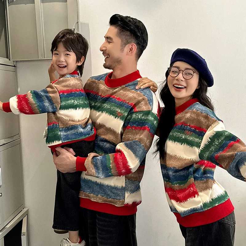 2025 Winter Family Matching Outfits Mother Father Kids Patchwork Hooides Warm Thicken Fleece Sweatshirt Black Jeans Clothing Set L251021Y0FY