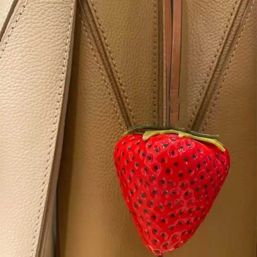 Funny Waterproof Strawberry Key Ring Elegant Alloy Versatile Bag Charm Handmade Vivid Red Resin Fruit Pendant Girls J251121