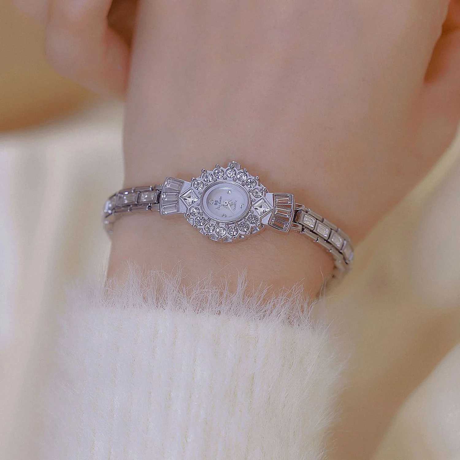 Luxury es For Women High Quality Diamond Dial Oval Quartz Ladies Elegant Retro Rhinestone Bracelet Female WristXJ251021