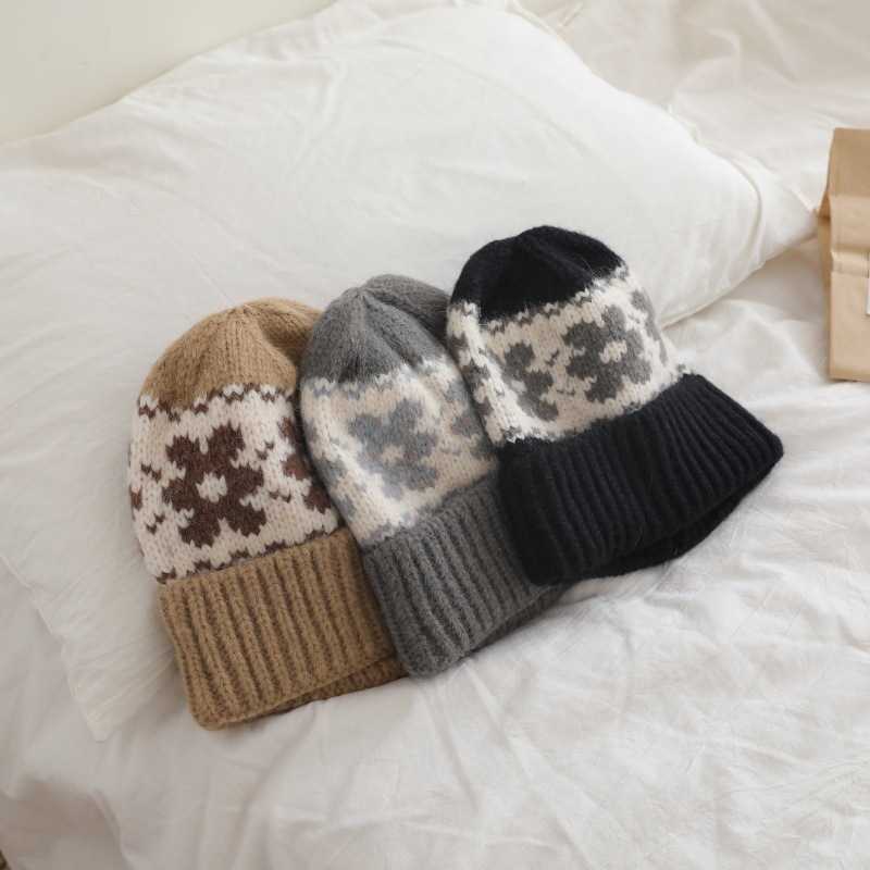 Floral Knitted Stylish Warm Wool Hat for Women Autumn and Winter Ear Protection Round Cold Hat Winter Knitted Hat College Style H251020