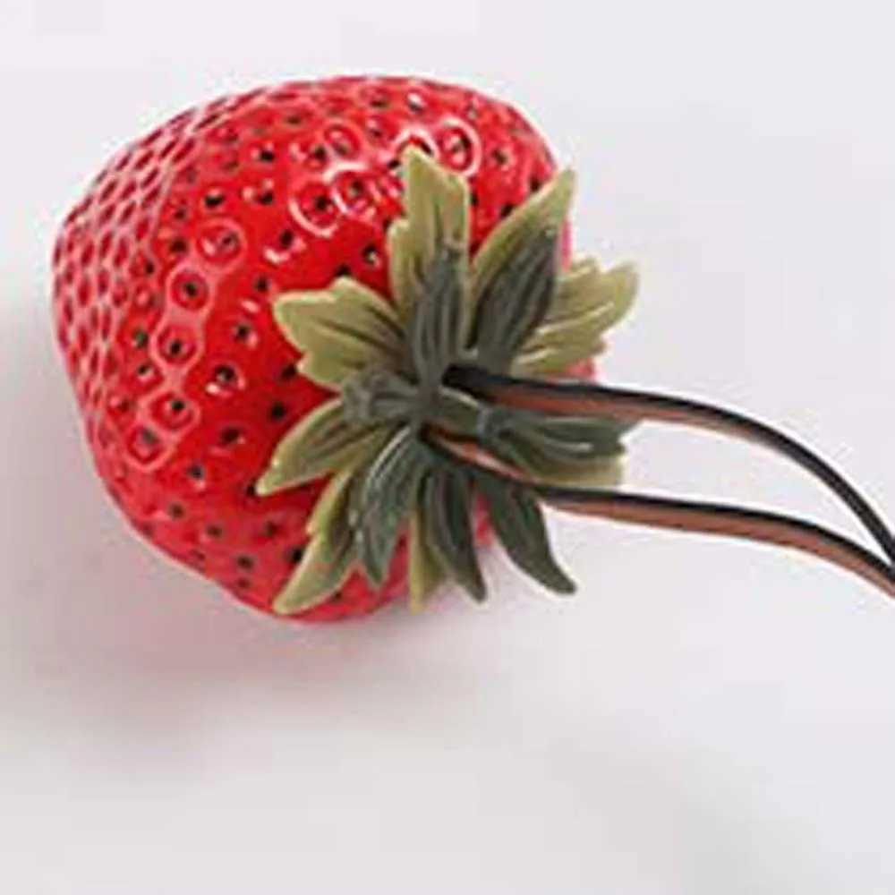 Funny Waterproof Strawberry Key Ring Elegant Alloy Versatile Bag Charm Handmade Vivid Red Resin Fruit Pendant Girls J251121