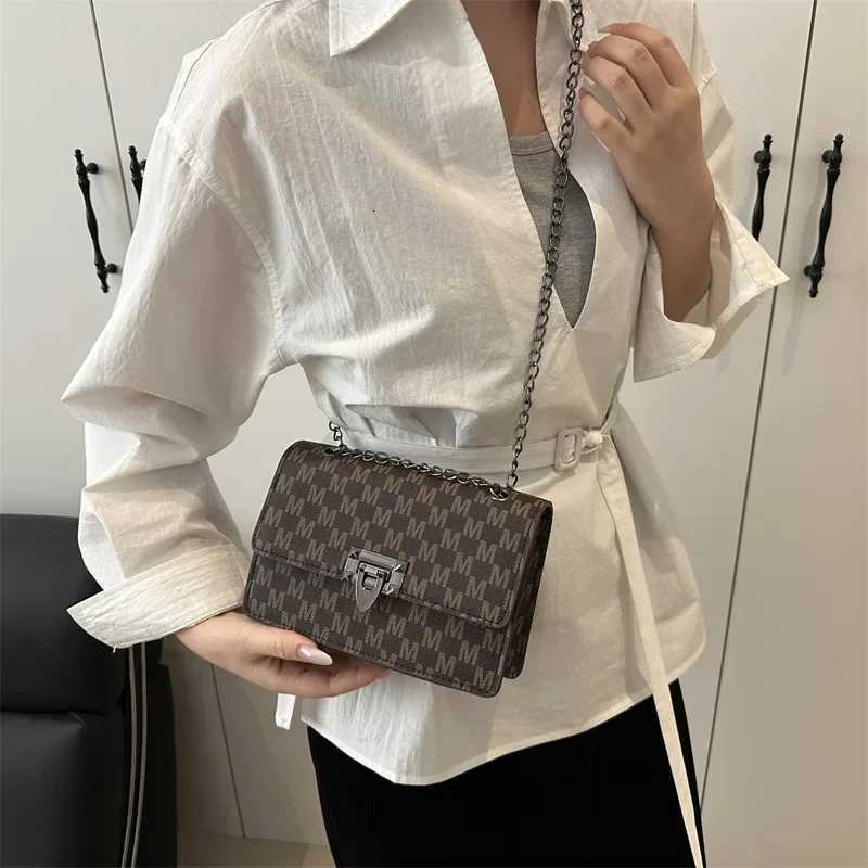 Retro High Quality Crossbody Bag 2025 New Korean Version Chain Small Square Bag Stylish Commuting Single Shoulder Underarm Bag fXJ251021