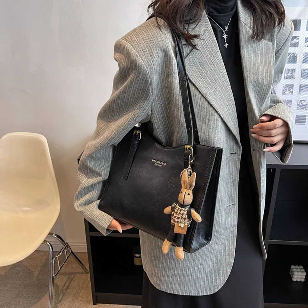 Womens Retro Handbag With Pendant Tote Handbag Large Capacity Fashion Shoulder Bag Ladies Travel Handbag Solid Color Bag Z251018