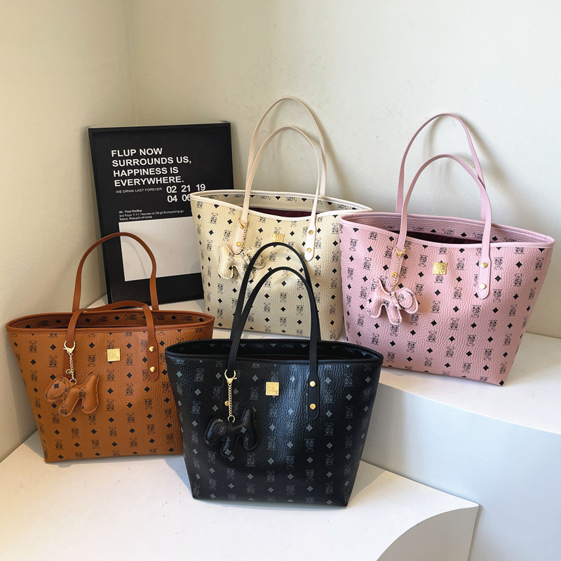 Designer bag hot free shipping commuter large capacity tote bag vintage versatile cute bear shoulder bag for woman pink black white brown