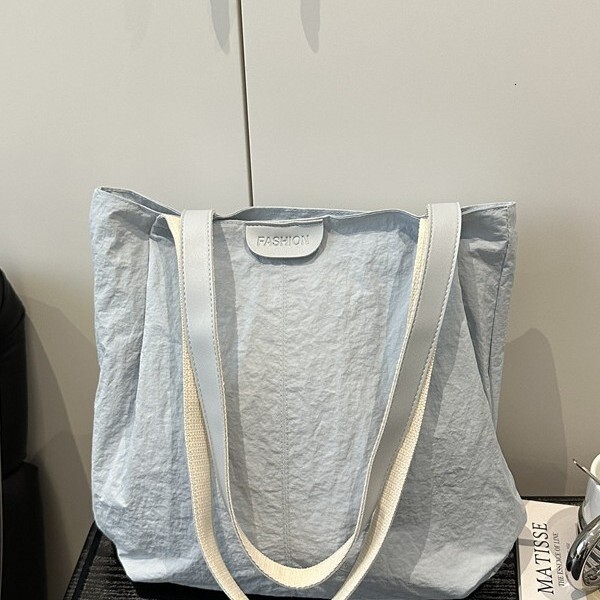 Latest popular fashion designer casual commuting simple college student casual practical handbag