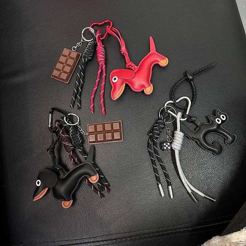 Vintage Brown Autumn And Winter Leather Sausage Dog Chocolate Suitable For Mobile Phone Bags Keychains Mens And Womens Pendants J251121