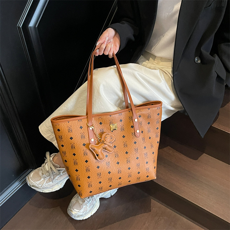 Designer bag hot free shipping commuter large capacity tote bag vintage versatile cute bear shoulder bag for woman pink black white brown