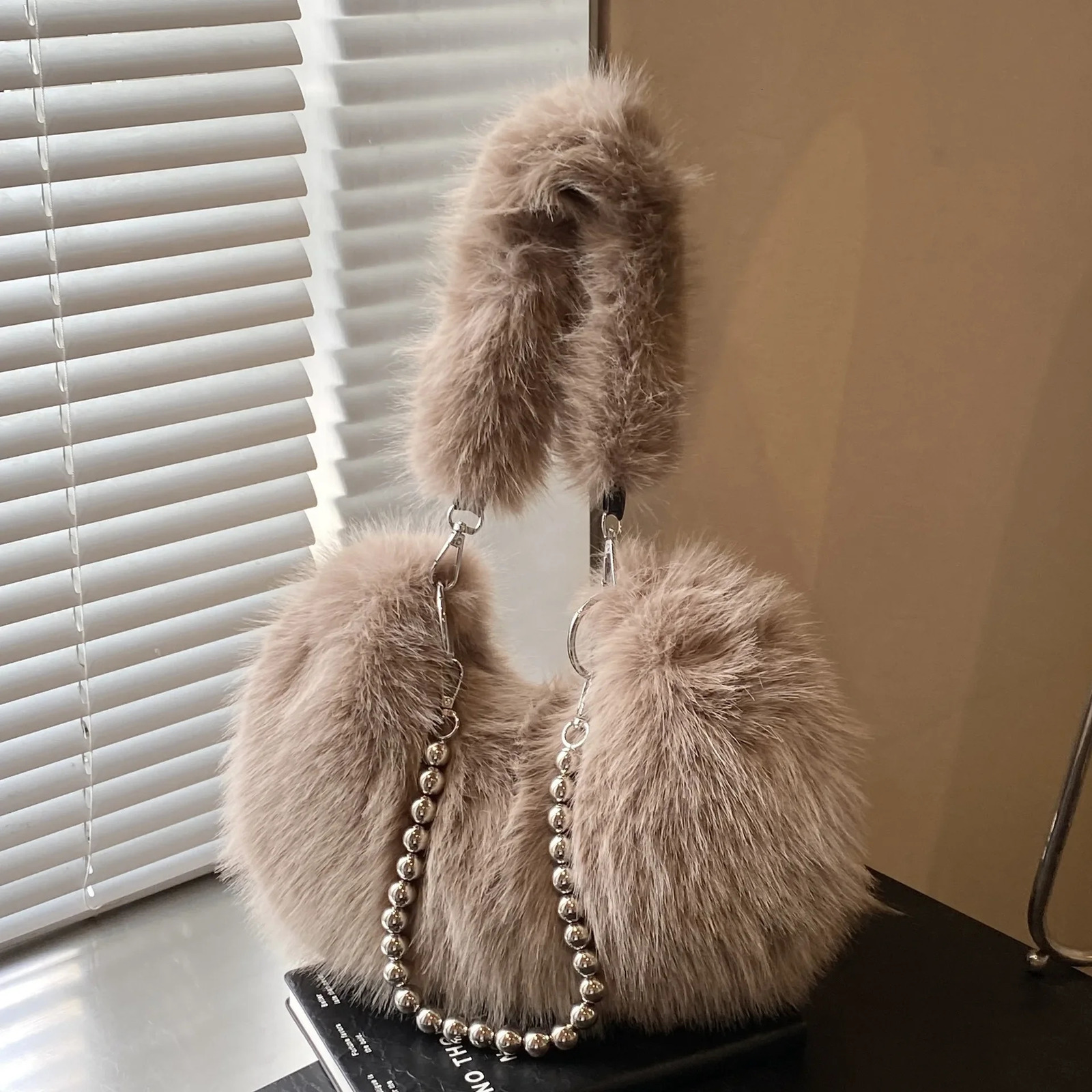 Plush Women Armpit Purse with Chain Fluffy Versatile Shoulder Bag Faux Fur Fashion Underarm Bag Ladies Winter Furry Tote Handbag 251021